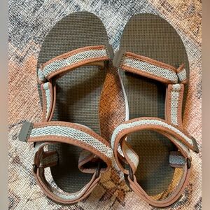 Flat form Teva size 9